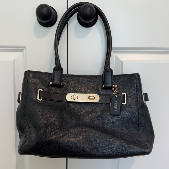 Coach Handbags - Coach Swagger Carryall